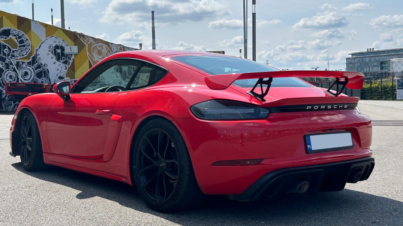 Porsche-Gt4-Cayman-5